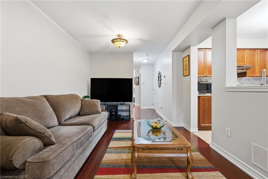41-250 Ainslie Street S, Cambridge, ON - Indoor Photo Showing Living Room
