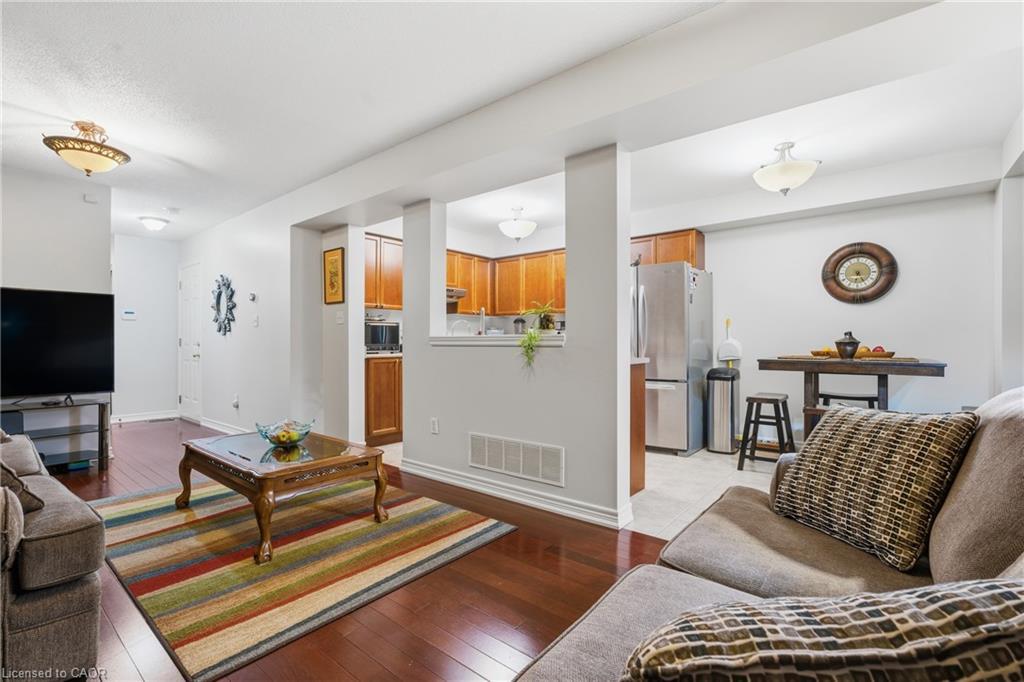 41-250 Ainslie Street S, Cambridge, ON - Indoor Photo Showing Living Room