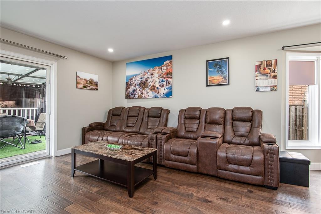 57 Hannon Crescent, Hamilton, ON - Indoor Photo Showing Living Room