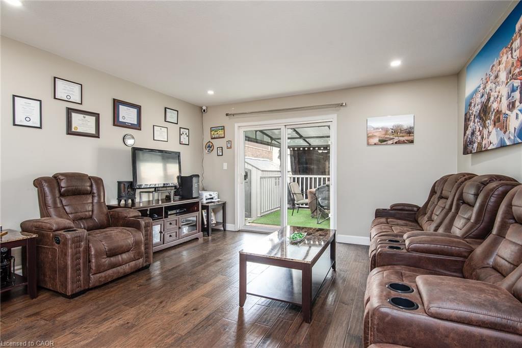 57 Hannon Crescent, Hamilton, ON - Indoor Photo Showing Living Room