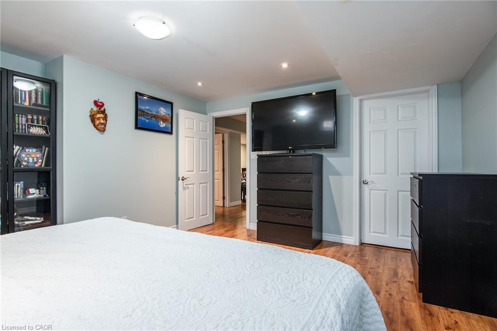 57 Hannon Crescent, Hamilton, ON - Indoor Photo Showing Bedroom