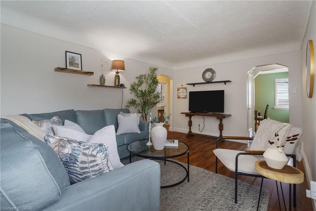 3 Montrose Avenue, Hamilton, ON - Indoor Photo Showing Living Room