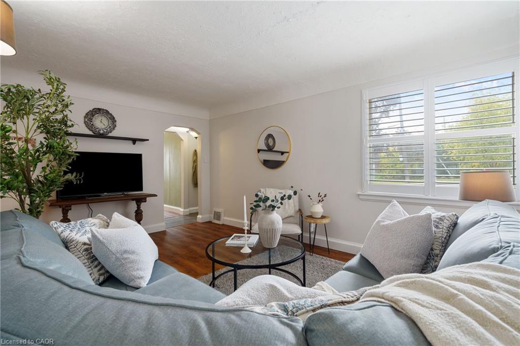 3 Montrose Avenue, Hamilton, ON - Indoor Photo Showing Living Room