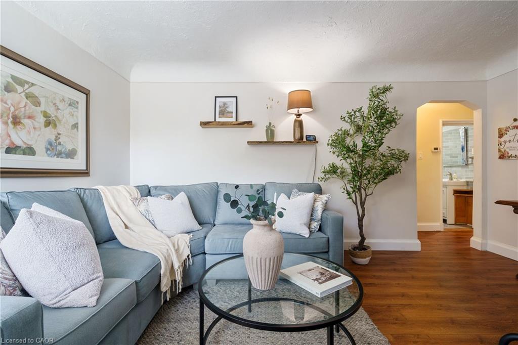 3 Montrose Avenue, Hamilton, ON - Indoor Photo Showing Living Room
