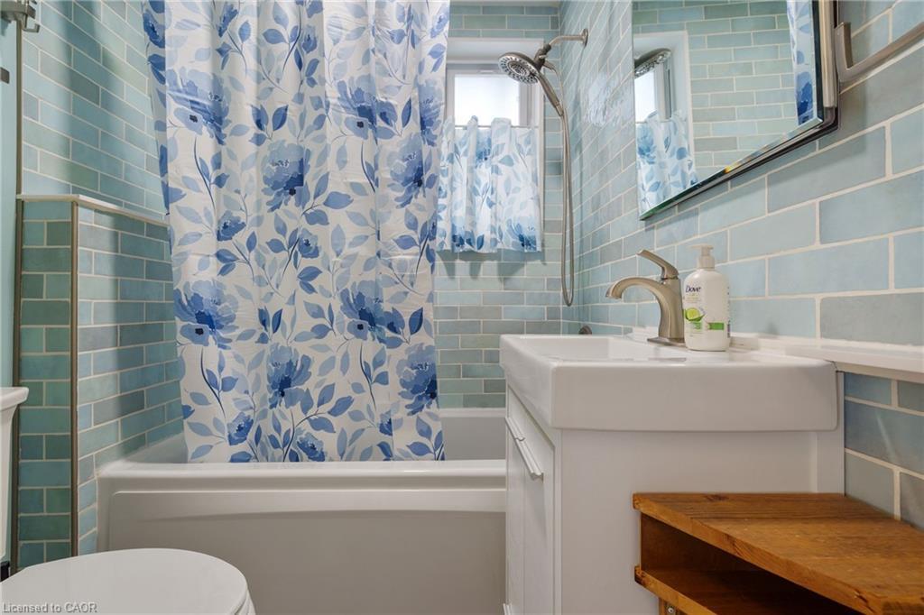 3 Montrose Avenue, Hamilton, ON - Indoor Photo Showing Bathroom