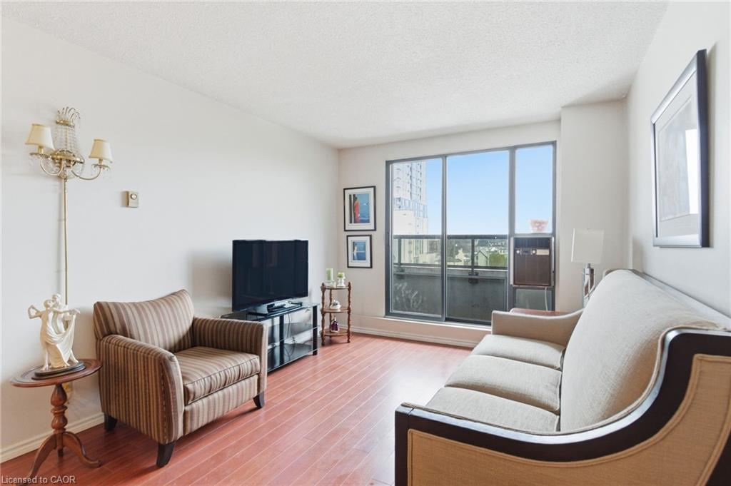 510-175 Hunter Street E, Hamilton, ON - Indoor Photo Showing Living Room