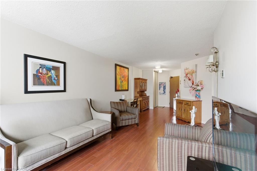 510-175 Hunter Street E, Hamilton, ON - Indoor Photo Showing Living Room