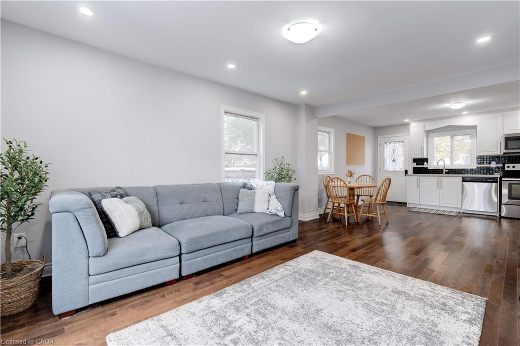 284 Walter Avenue N, Hamilton, ON - Indoor Photo Showing Living Room