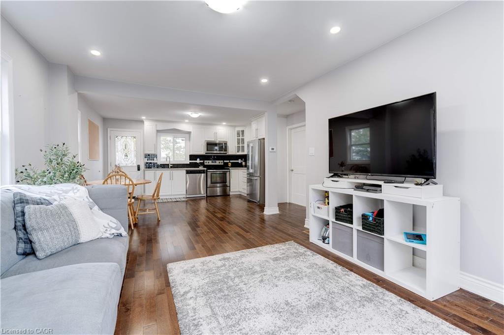 284 Walter Avenue N, Hamilton, ON - Indoor Photo Showing Living Room