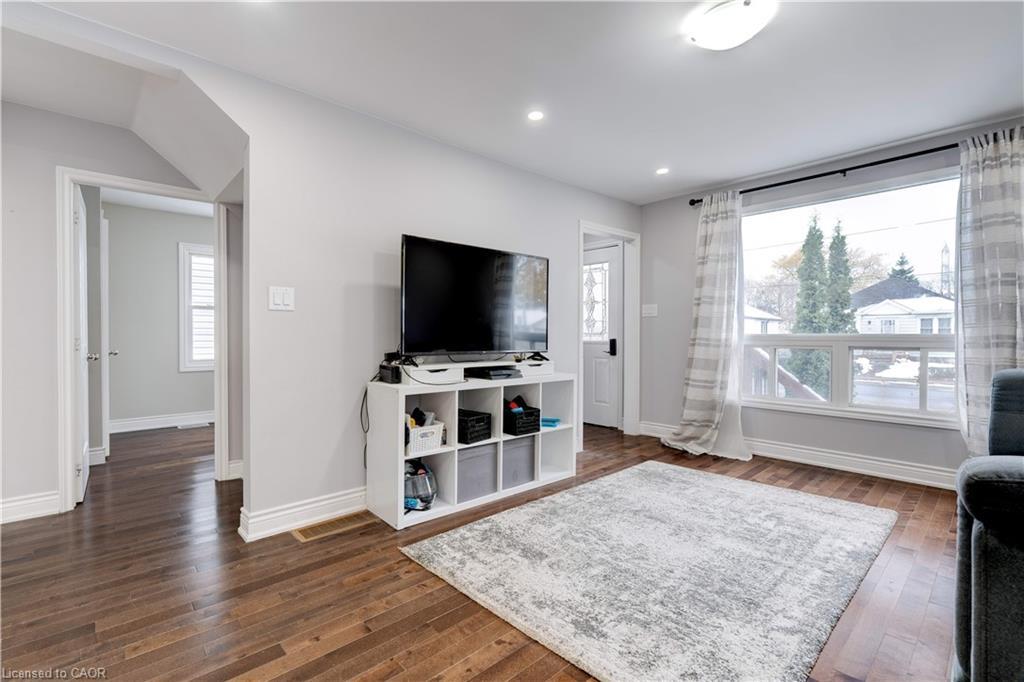 284 Walter Avenue N, Hamilton, ON - Indoor Photo Showing Living Room