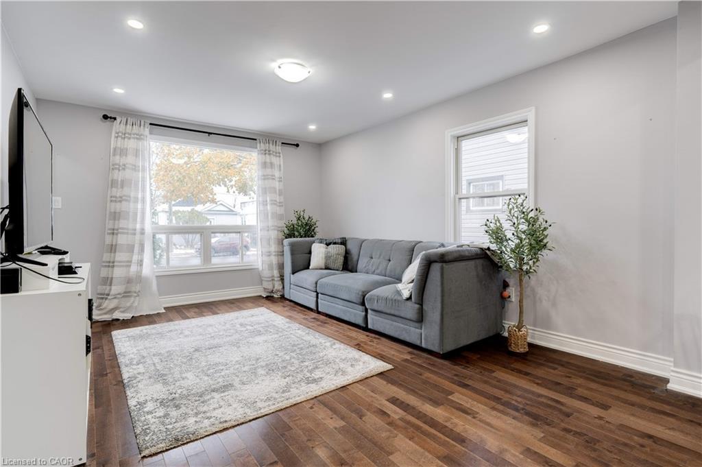 284 Walter Avenue N, Hamilton, ON - Indoor Photo Showing Living Room