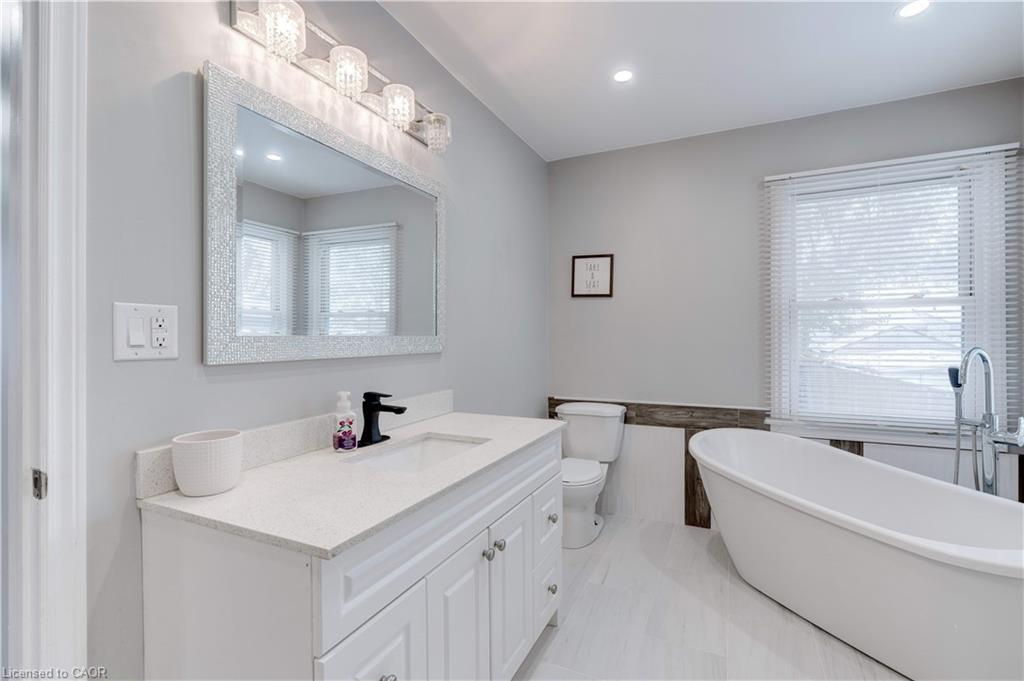 284 Walter Avenue N, Hamilton, ON - Indoor Photo Showing Bathroom