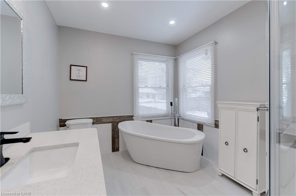 284 Walter Avenue N, Hamilton, ON - Indoor Photo Showing Bathroom
