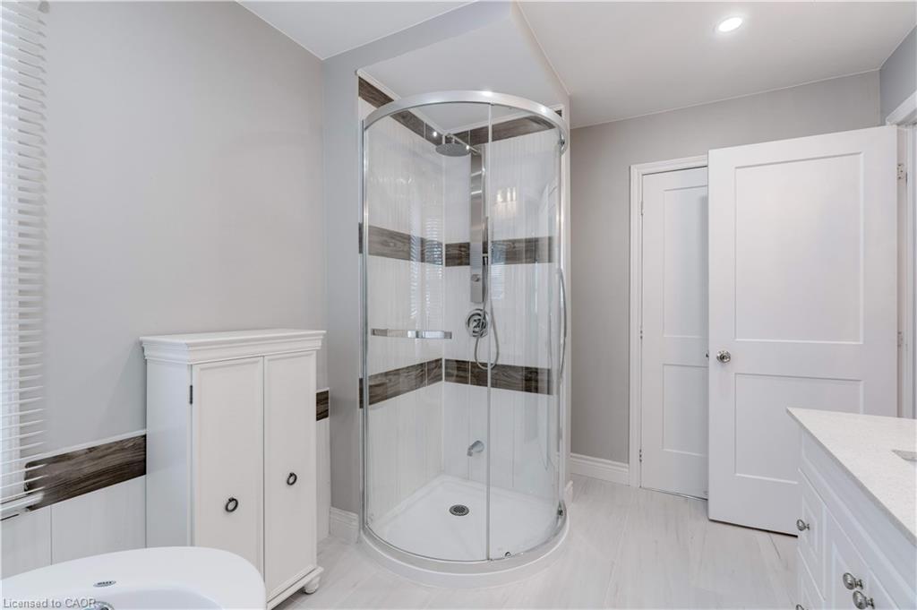 284 Walter Avenue N, Hamilton, ON - Indoor Photo Showing Bathroom