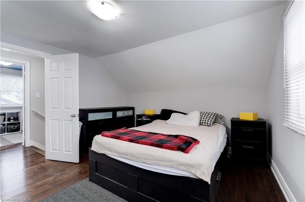 284 Walter Avenue N, Hamilton, ON - Indoor Photo Showing Bedroom
