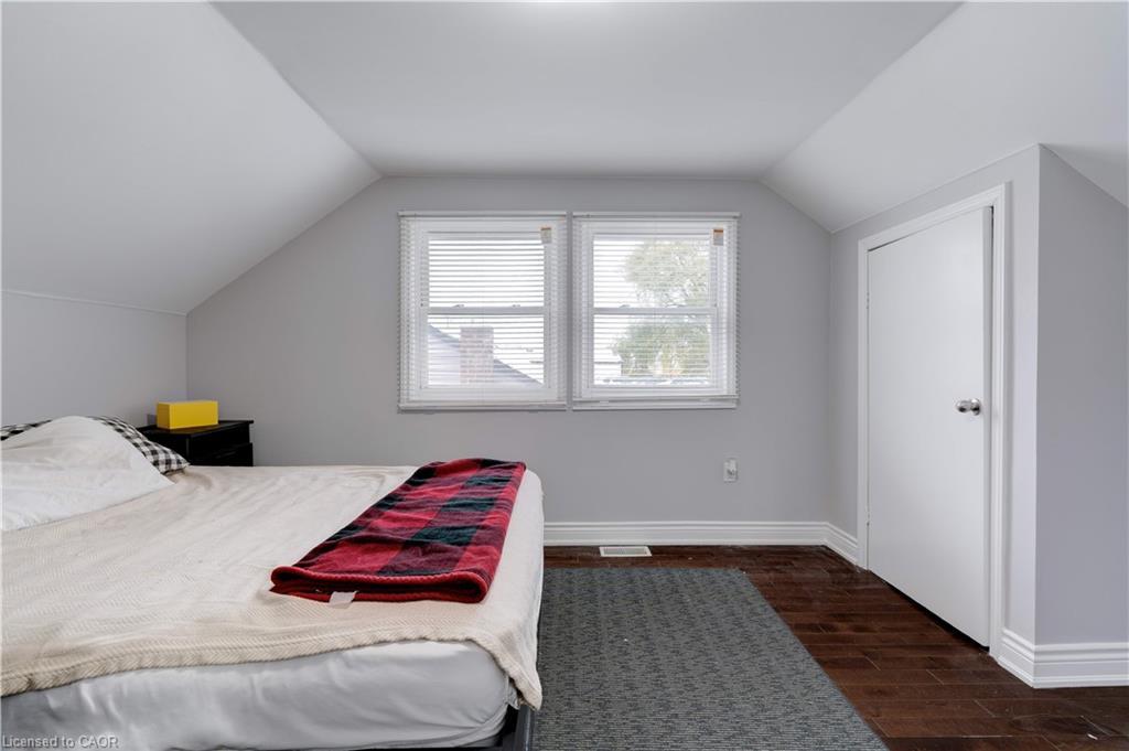 284 Walter Avenue N, Hamilton, ON - Indoor Photo Showing Bedroom