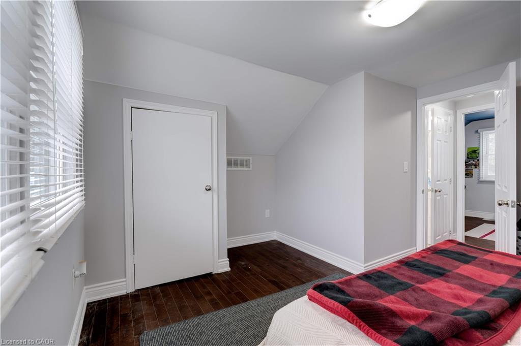 284 Walter Avenue N, Hamilton, ON - Indoor Photo Showing Bedroom