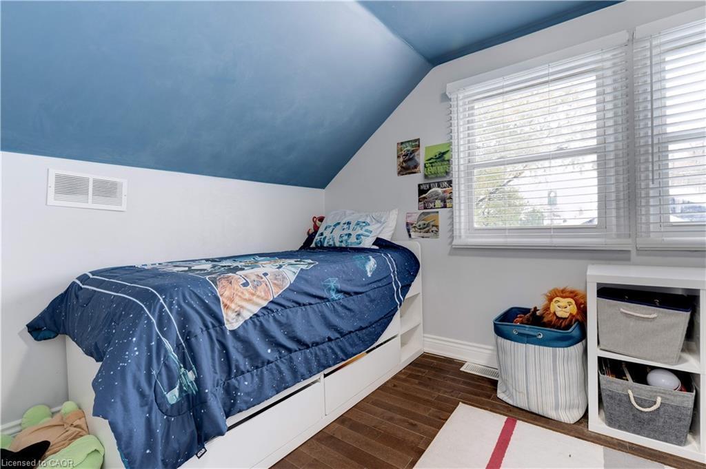 284 Walter Avenue N, Hamilton, ON - Indoor Photo Showing Bedroom