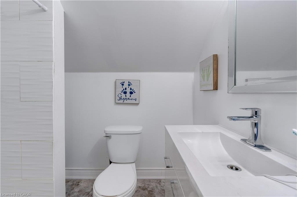 284 Walter Avenue N, Hamilton, ON - Indoor Photo Showing Bathroom