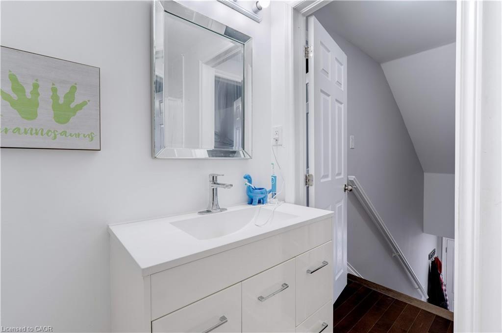 284 Walter Avenue N, Hamilton, ON - Indoor Photo Showing Bathroom