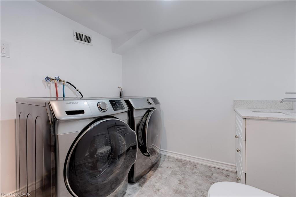 284 Walter Avenue N, Hamilton, ON - Indoor Photo Showing Laundry Room