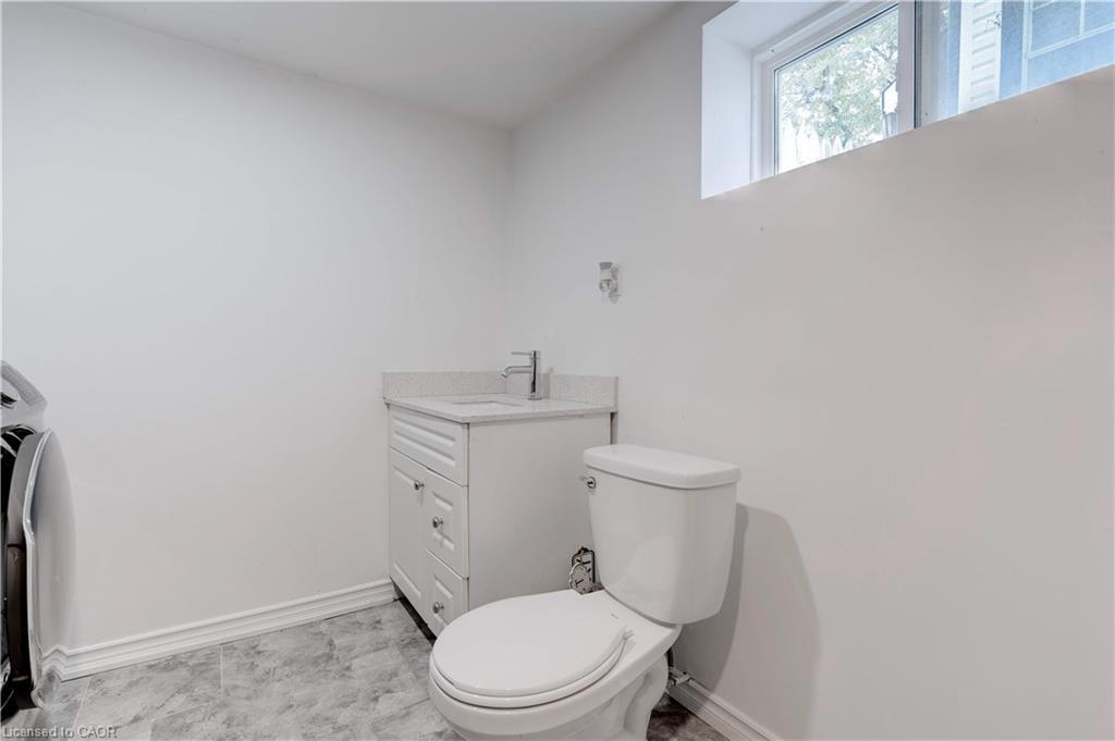 284 Walter Avenue N, Hamilton, ON - Indoor Photo Showing Bathroom