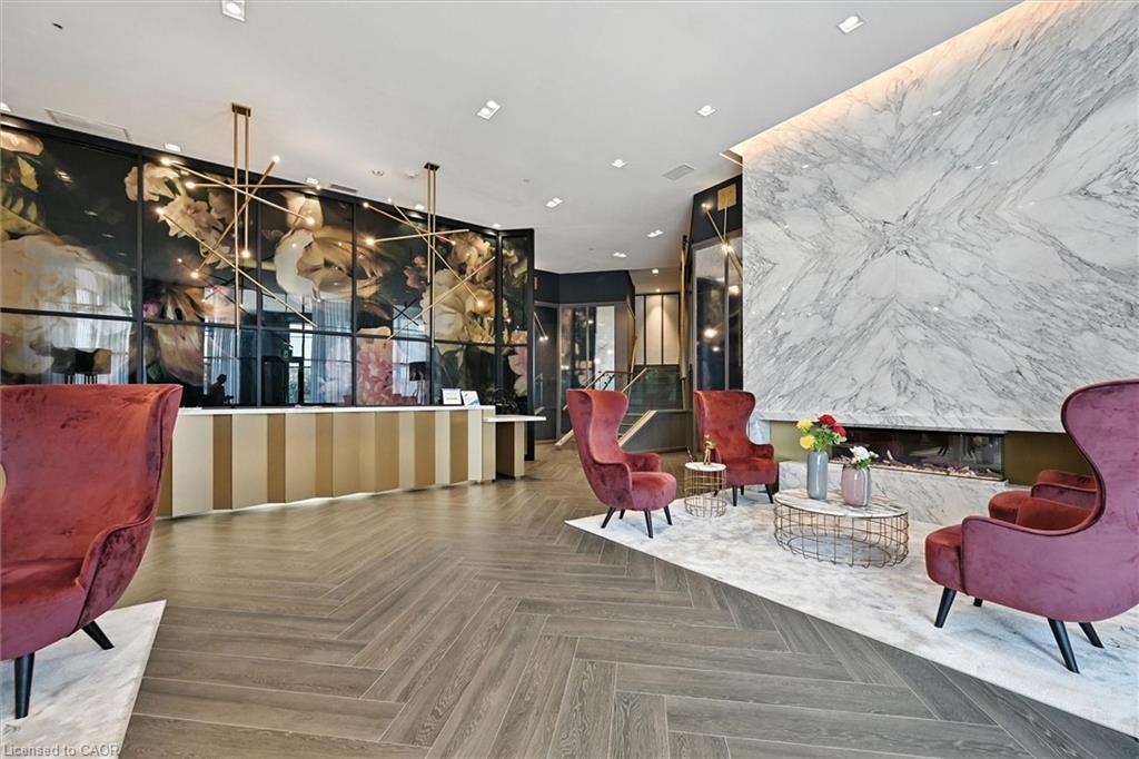 Ph06-405 Dundas Street W, Oakville, ON - Indoor Photo Showing Other Room