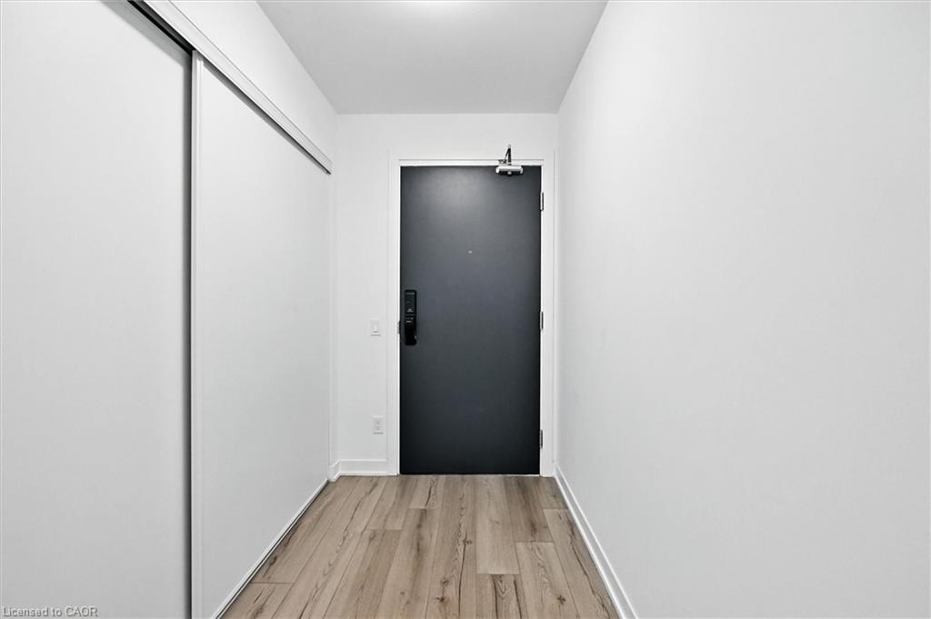 Ph06-405 Dundas Street W, Oakville, ON - Indoor Photo Showing Other Room