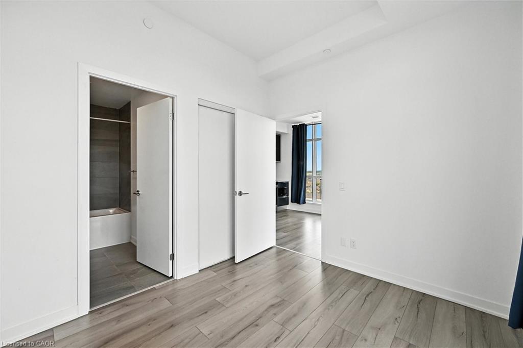 Ph06-405 Dundas Street W, Oakville, ON - Indoor Photo Showing Other Room