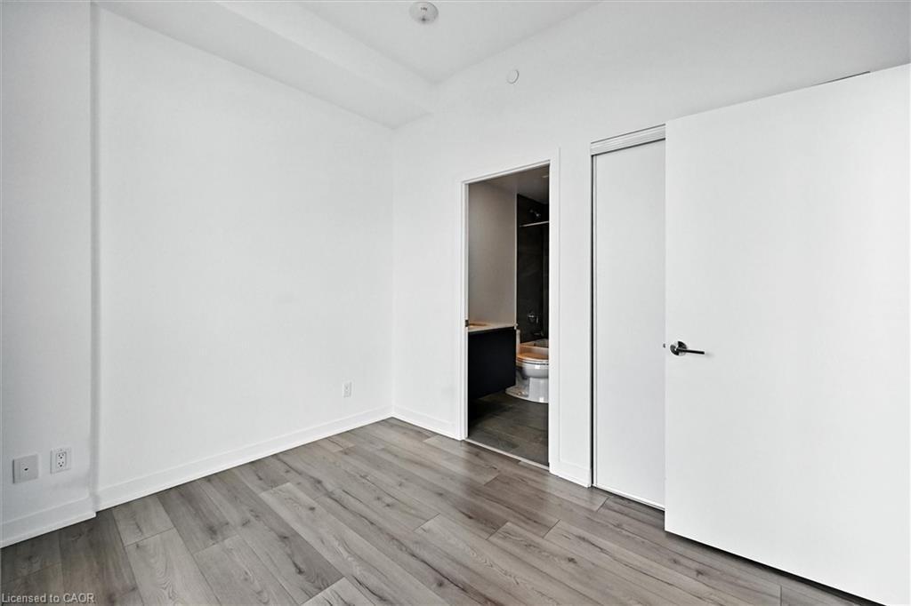 Ph06-405 Dundas Street W, Oakville, ON - Indoor Photo Showing Other Room