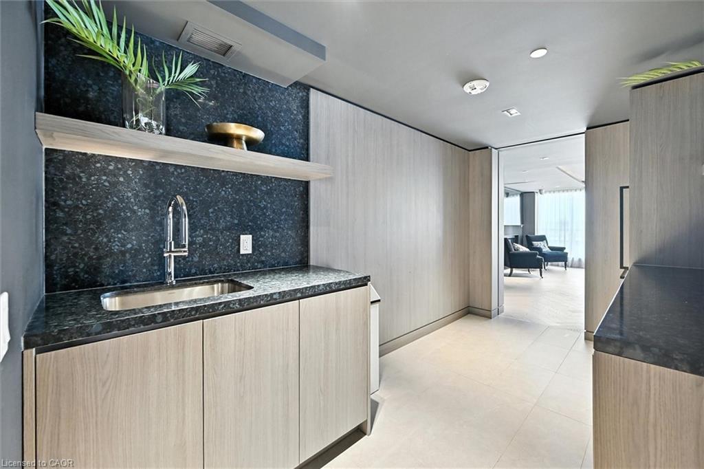 Ph06-405 Dundas Street W, Oakville, ON - Indoor