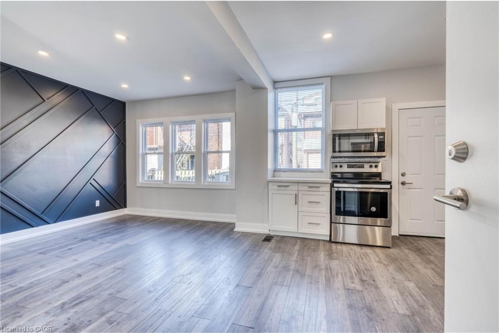 2-23 Gibson Avenue, Hamilton, ON - Indoor Photo Showing Kitchen