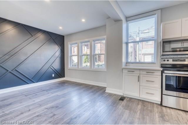2-23 Gibson Avenue, Hamilton, ON - Indoor Photo Showing Kitchen