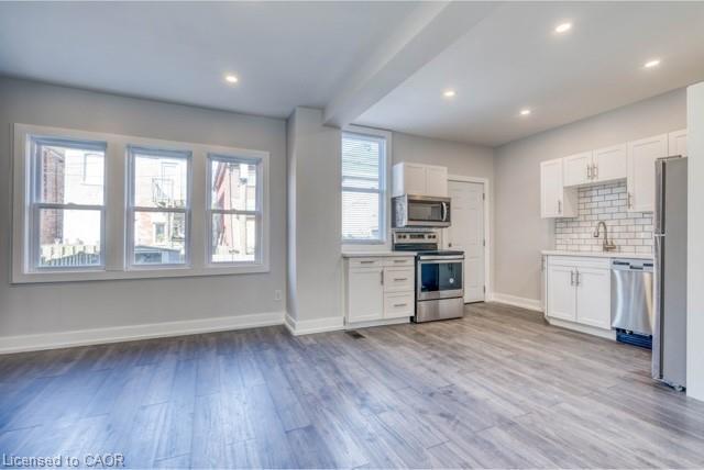 2-23 Gibson Avenue, Hamilton, ON - Indoor Photo Showing Kitchen