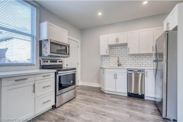 2-23 Gibson Avenue, Hamilton, ON - Indoor Photo Showing Kitchen With Upgraded Kitchen