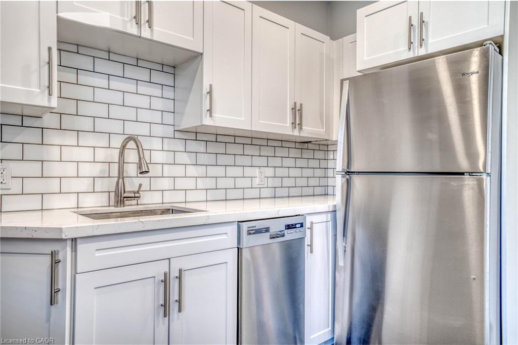 2-23 Gibson Avenue, Hamilton, ON - Indoor Photo Showing Kitchen With Upgraded Kitchen