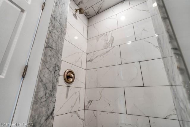 2-23 Gibson Avenue, Hamilton, ON - Indoor Photo Showing Bathroom