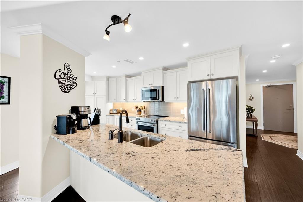 408-10 Concord Place, Grimsby, ON - Indoor Photo Showing Kitchen With Double Sink With Upgraded Kitchen