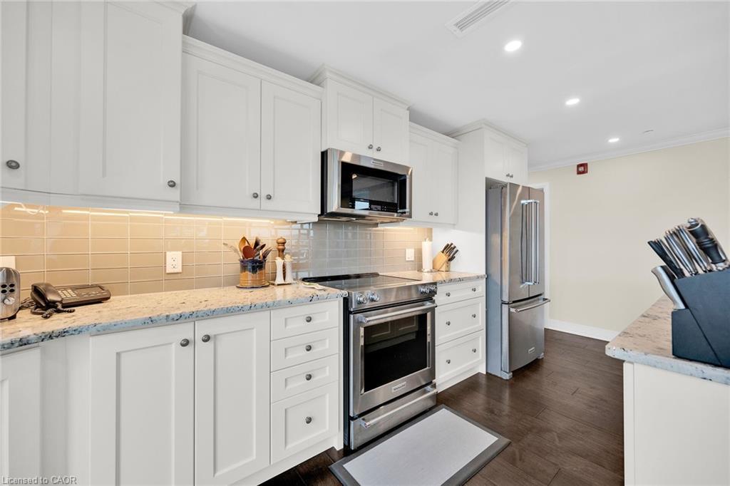 408-10 Concord Place, Grimsby, ON - Indoor Photo Showing Kitchen With Upgraded Kitchen