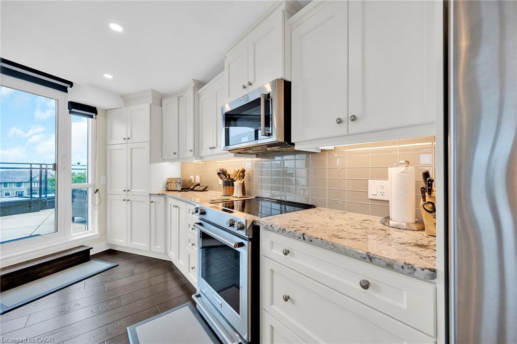 408-10 Concord Place, Grimsby, ON - Indoor Photo Showing Kitchen With Upgraded Kitchen