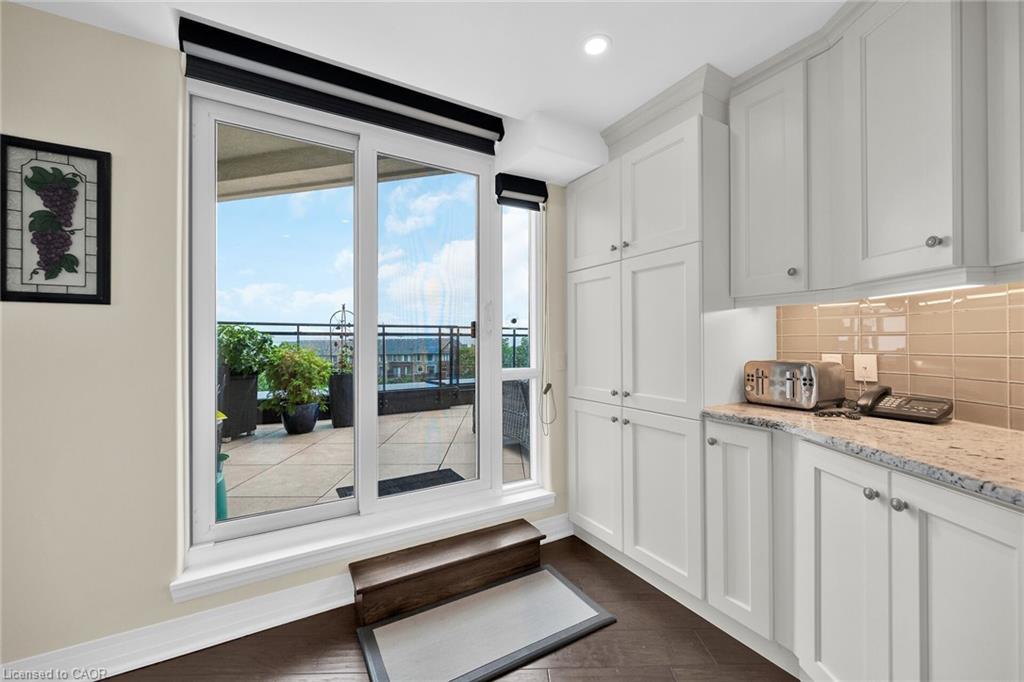 408-10 Concord Place, Grimsby, ON - Indoor Photo Showing Kitchen