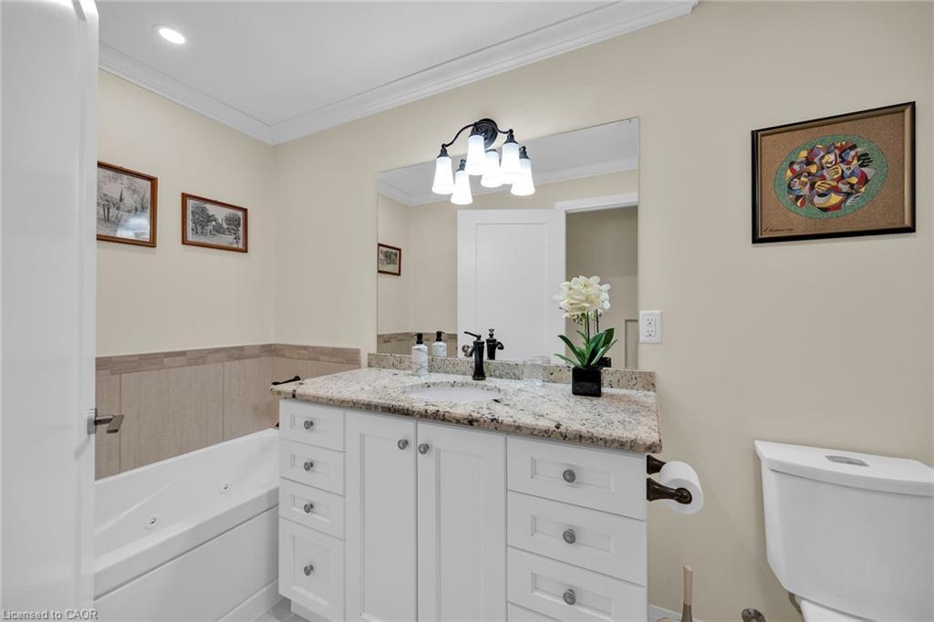 408-10 Concord Place, Grimsby, ON - Indoor Photo Showing Bathroom