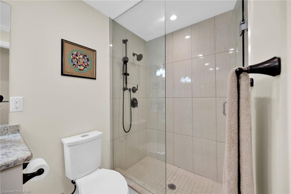 408-10 Concord Place, Grimsby, ON - Indoor Photo Showing Bathroom