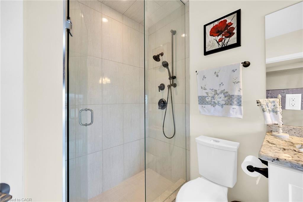 408-10 Concord Place, Grimsby, ON - Indoor Photo Showing Bathroom