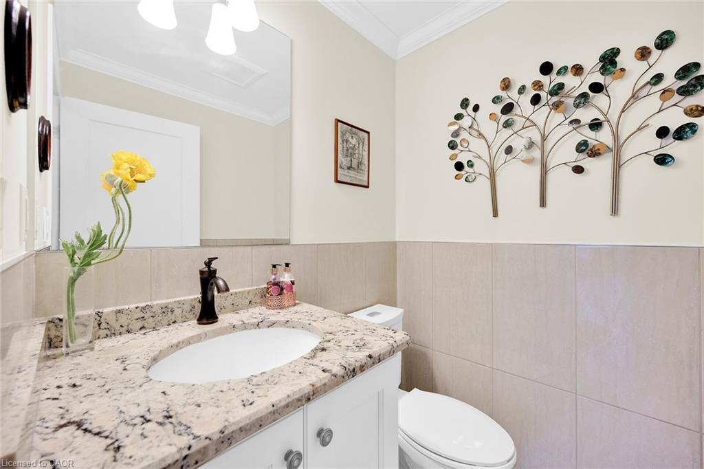 408-10 Concord Place, Grimsby, ON - Indoor Photo Showing Bathroom