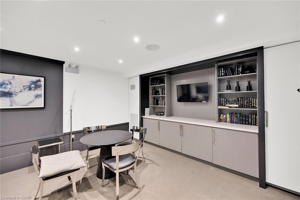 408-10 Concord Place, Grimsby, ON - Indoor Photo Showing Dining Room