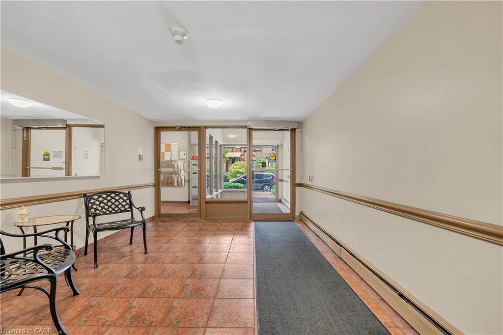 806-141 Catharine Street S, Hamilton, ON - Indoor Photo Showing Other Room