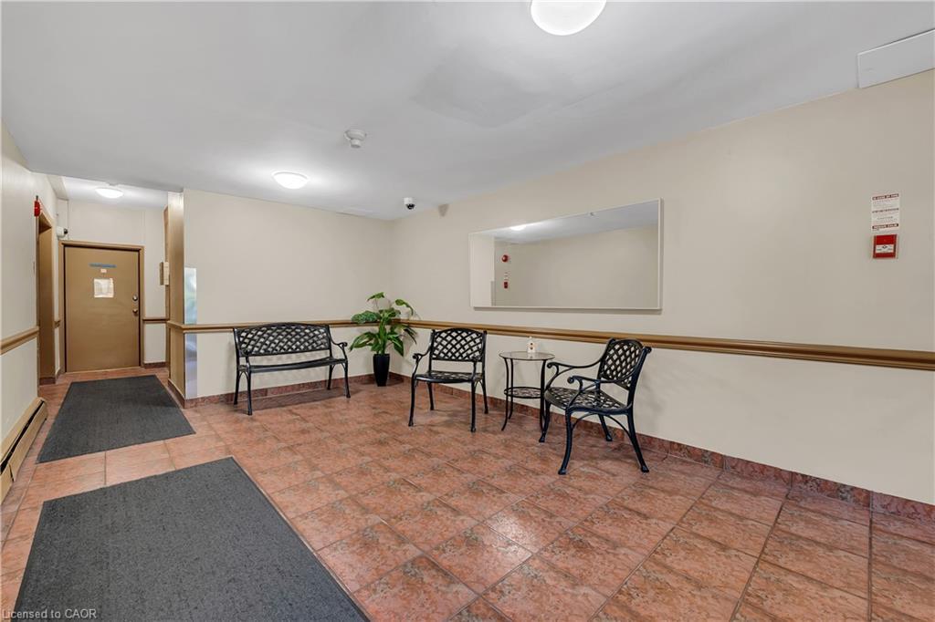 806-141 Catharine Street S, Hamilton, ON - Indoor Photo Showing Other Room