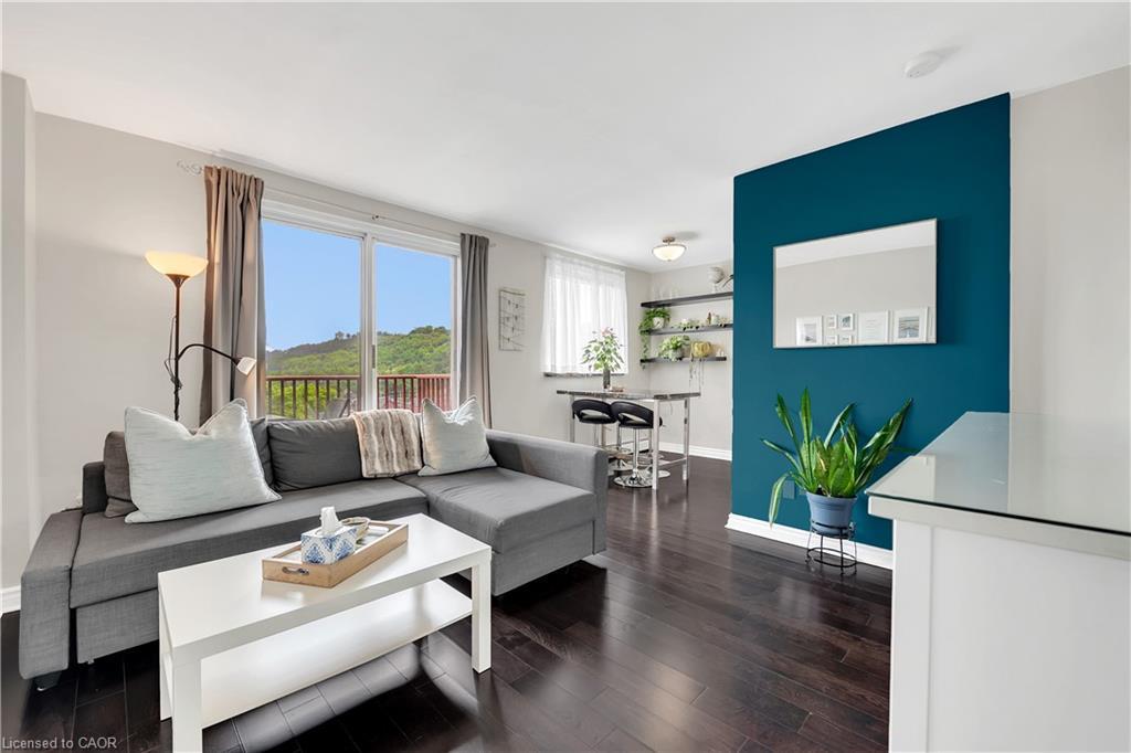 806-141 Catharine Street S, Hamilton, ON - Indoor Photo Showing Living Room