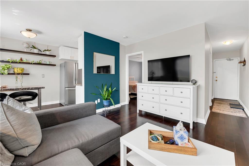 806-141 Catharine Street S, Hamilton, ON - Indoor Photo Showing Living Room
